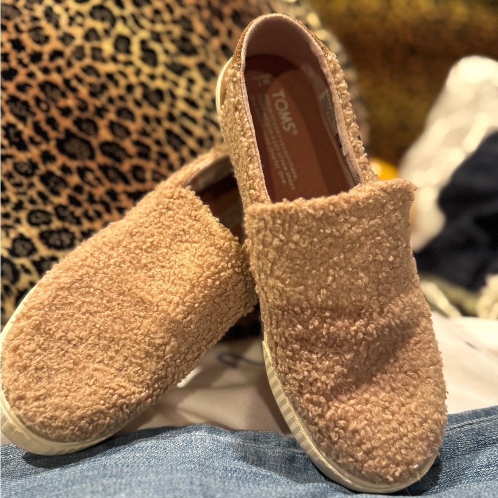 Tom’s sunset faux shearling slip on sneaker Size 7 EUC